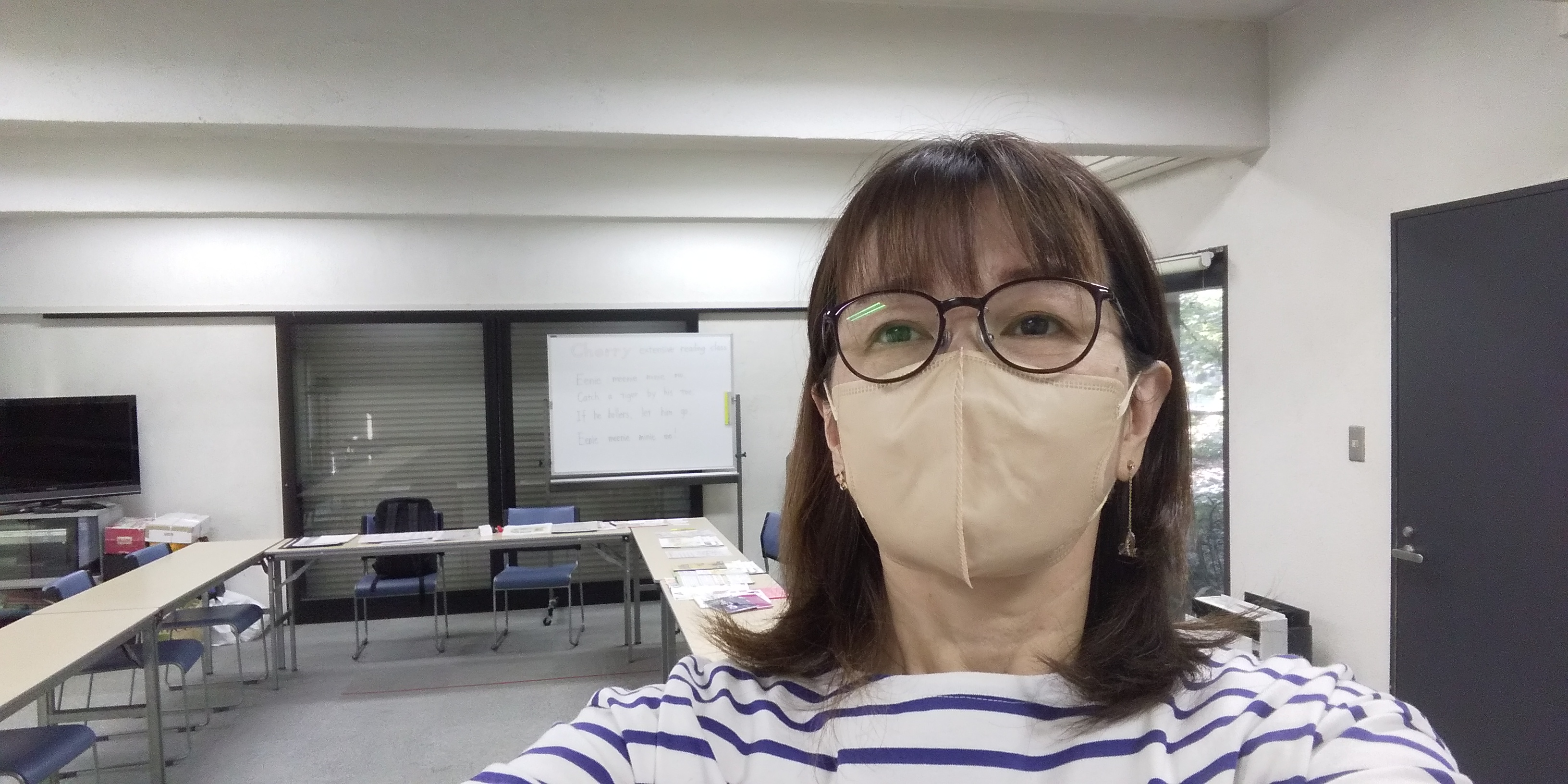 靭会館の教室で授業を準備する講師