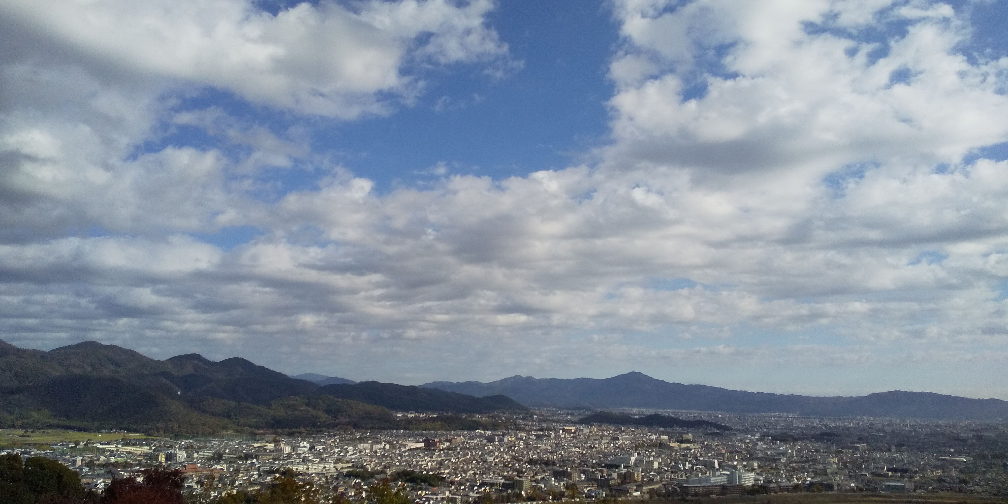 街並みと山の上に広がる青空