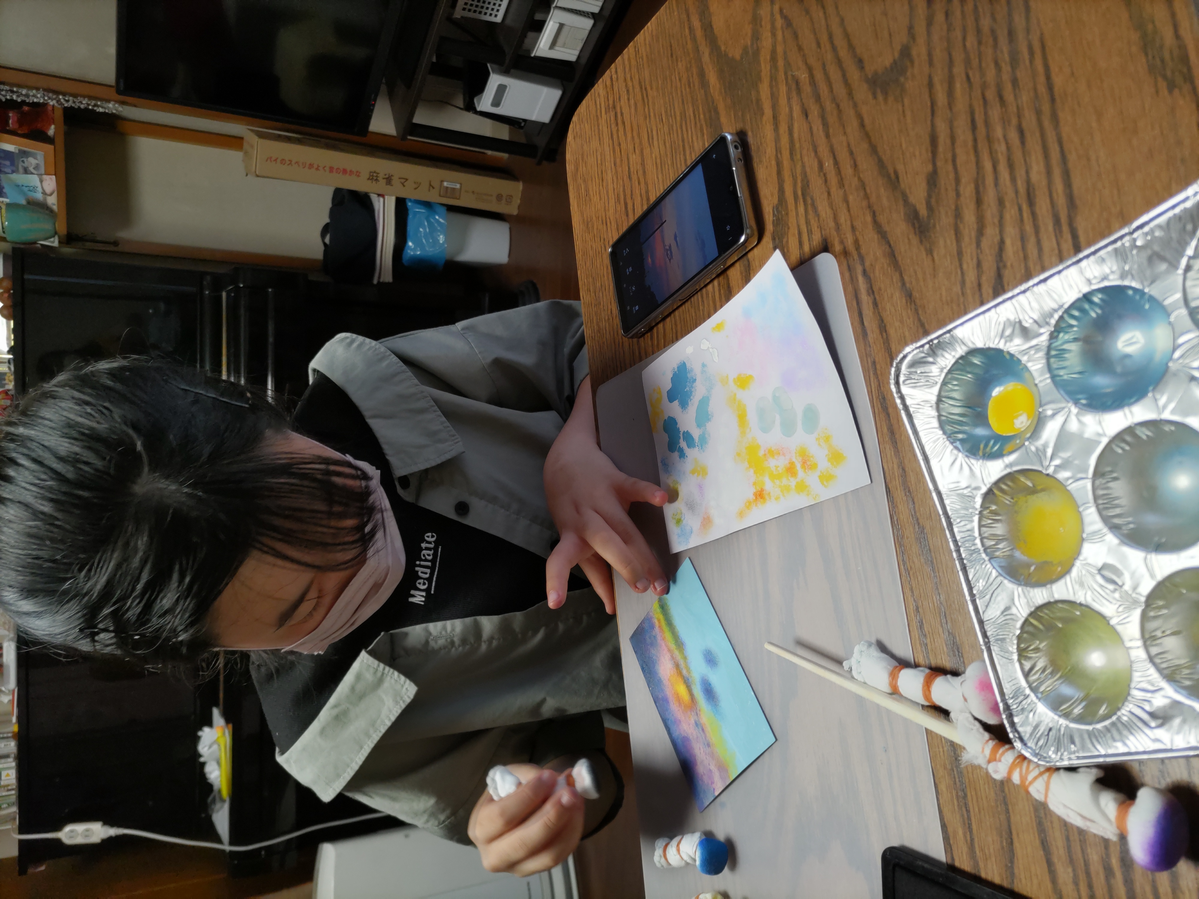 綿棒と絵の具で空の作品を描く手元