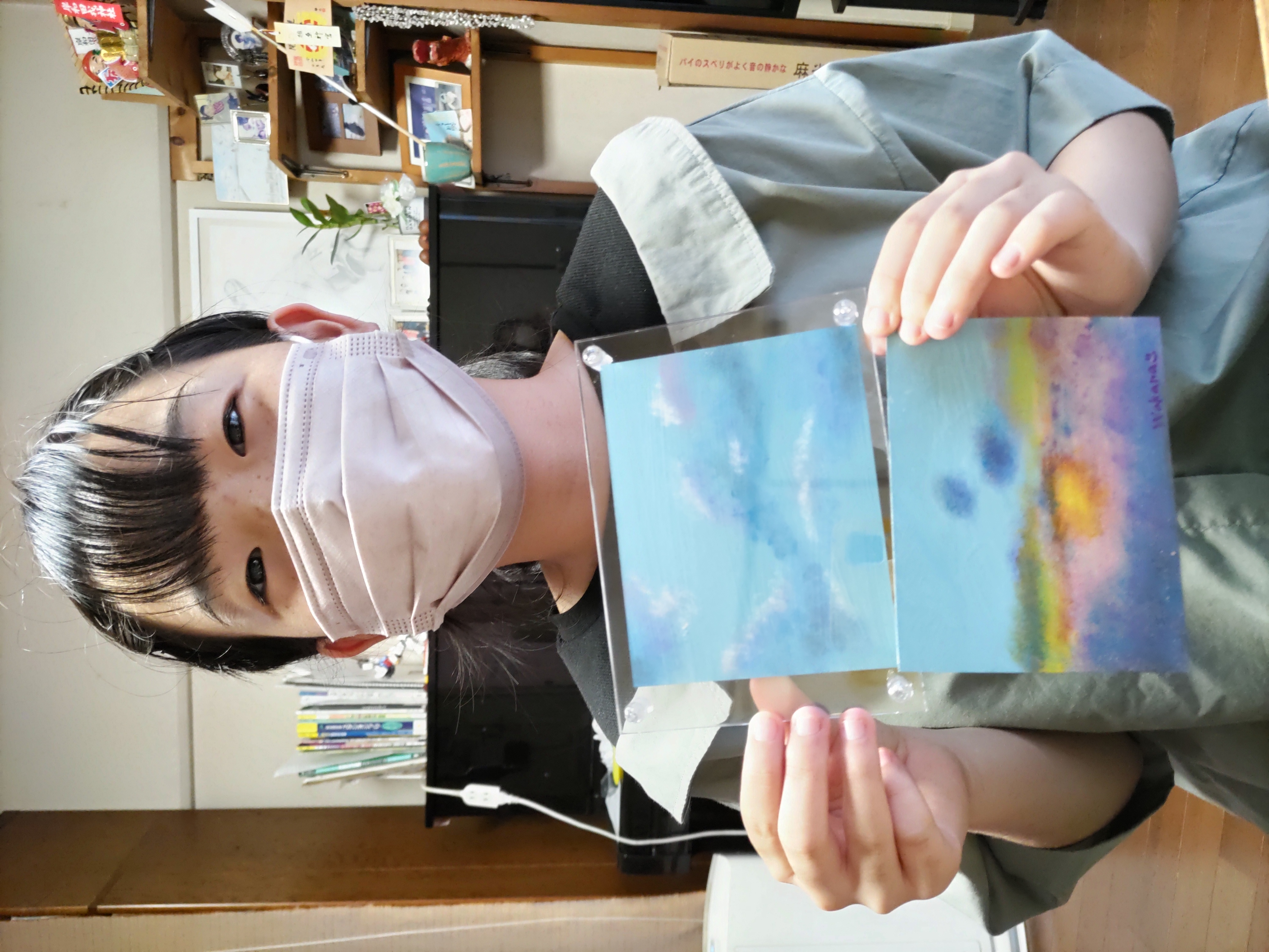 青空と野原の作品を持つ生徒