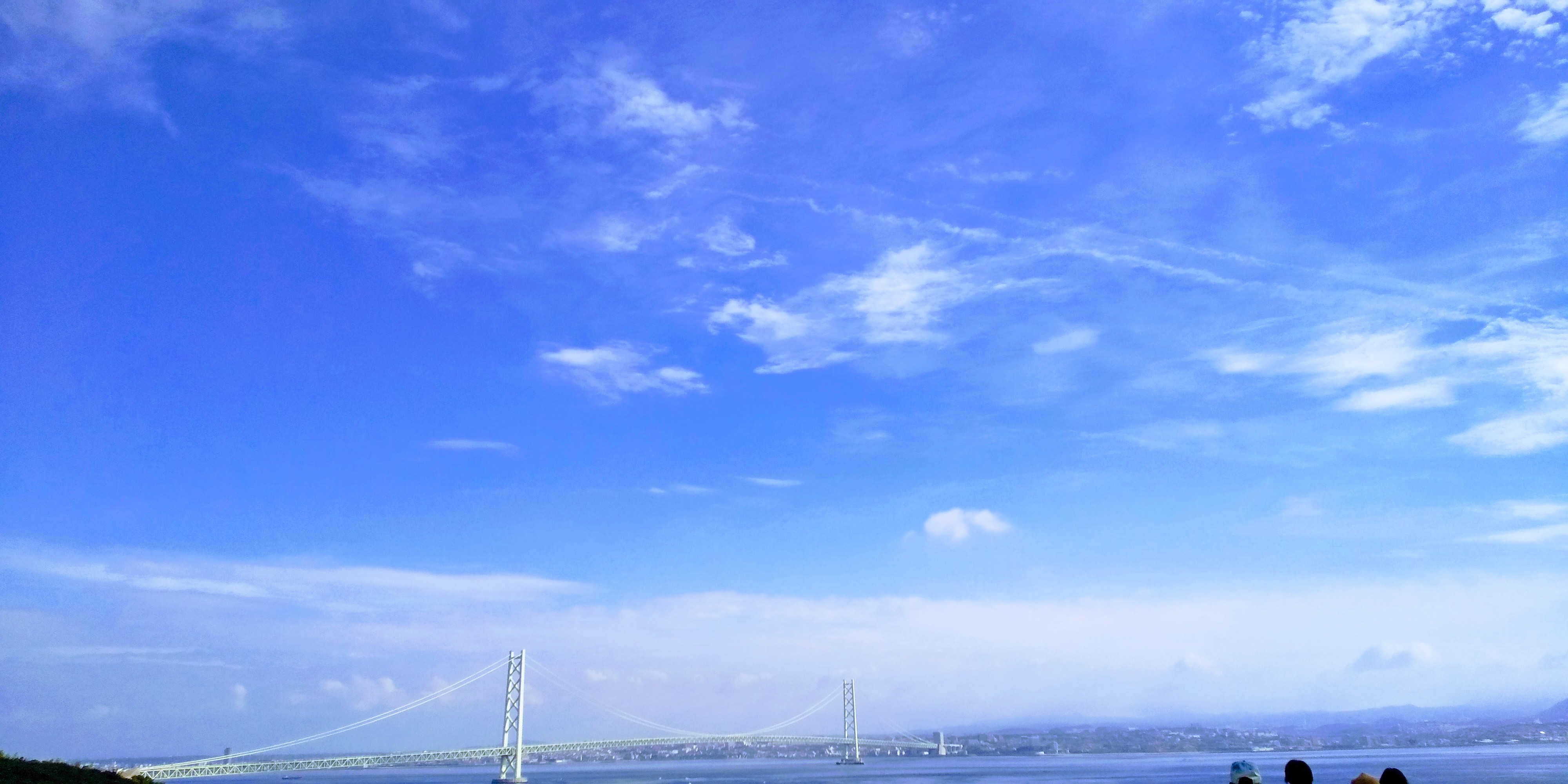青空の下の明石海峡大橋