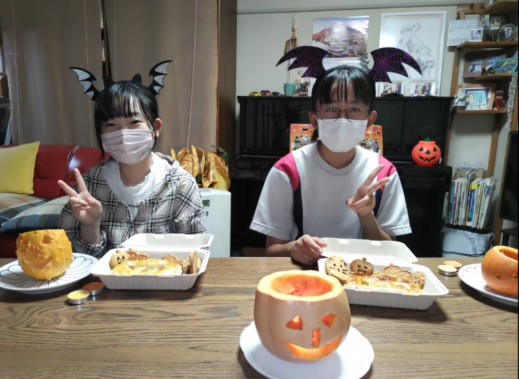 ハロウィーン料理と仮装した生徒たち