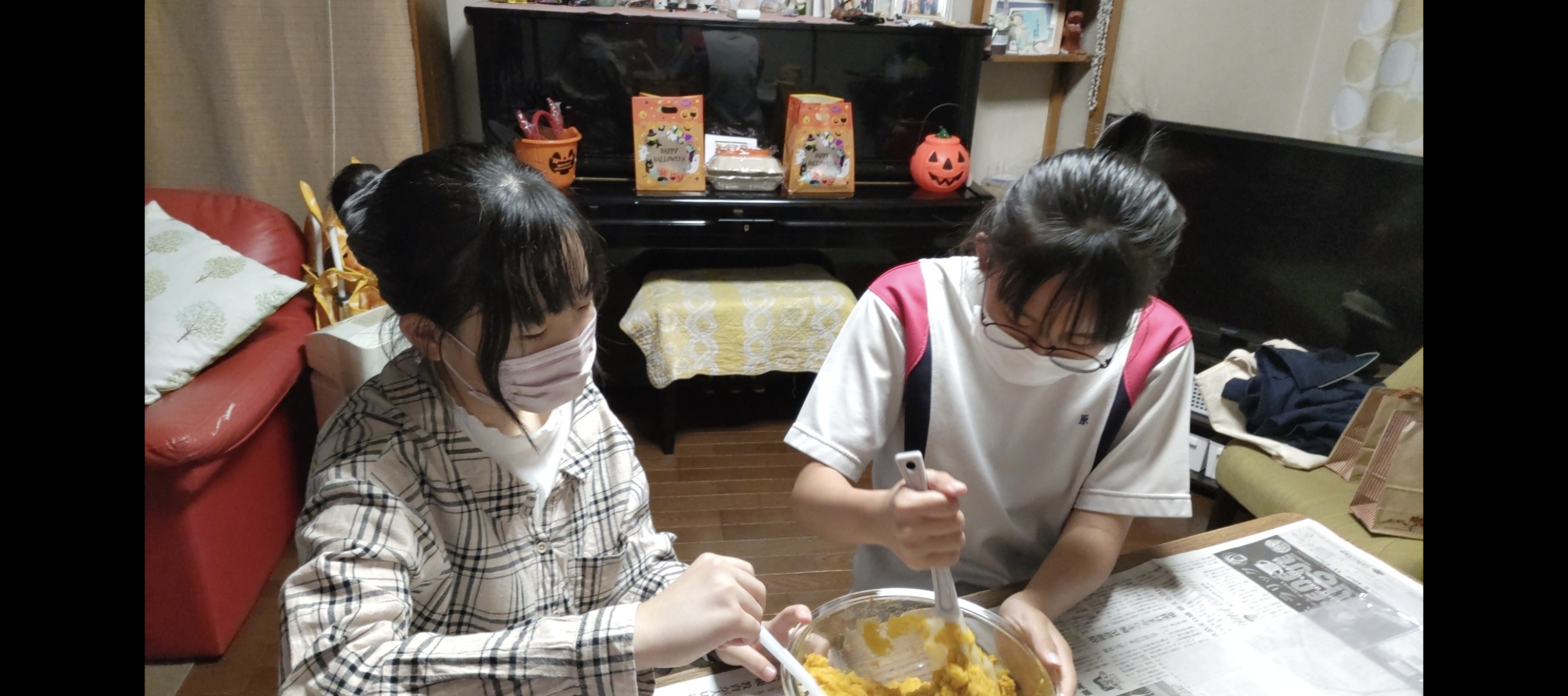 ハロウィーン料理を一緒に作る生徒たち